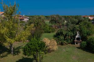 una vista aerea di un giardino con un oggetto nell'erba di Le Dimore di Budoni a Budoni