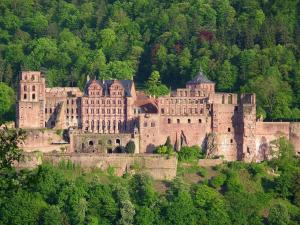 un gran castillo en la cima de una colina en Café & Hotel Knösel, en Heidelberg