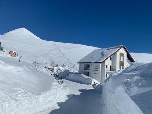 兰卡Cabana Parang的山旁的积雪覆盖的建筑