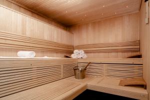 - un sauna avec un seau et des serviettes dans l'établissement MONDI Hotel Axams, à Innsbruck