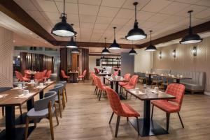 A restaurant or other place to eat at Holiday Inn Montreal Longueuil, an IHG Hotel