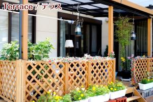 uma cerca de madeira com flores e plantas em NIKKO stay house ARAI - Vacation STAY 14988v em Nikko