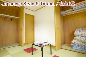 um quarto com uma mesa e algumas toalhas em NIKKO stay house ARAI - Vacation STAY 14988v em Nikko