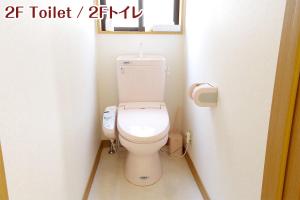 uma casa de banho com um WC branco numa cabina em NIKKO stay house ARAI - Vacation STAY 14988v em Nikko