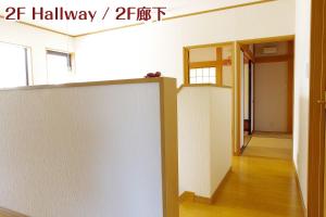 um quarto com uma parede branca e um corredor em NIKKO stay house ARAI - Vacation STAY 14988v em Nikko