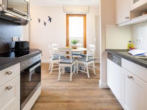 A kitchen or kitchenette at Kaiservillen Heringsdorf - Ferienwohnung mit 2 Schlafzimmern und Balkon D222