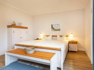 A bed or beds in a room at Kaiservillen Heringsdorf - Ferienwohnung mit 2 Schlafzimmern und Balkon D222