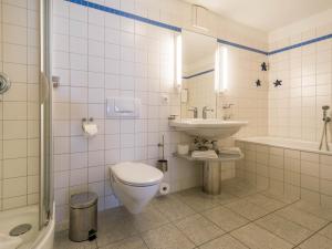 A bathroom at Kaiservillen Heringsdorf - Ferienwohnung mit 2 Schlafzimmern und Balkon D222