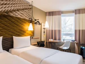 Tempat tidur dalam kamar di ibis Heidelberg Hauptbahnhof