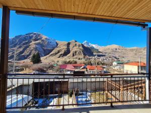 d'un balcon offrant une vue sur la montagne. dans l'établissement Sunny Mountain House, à Kazbegi