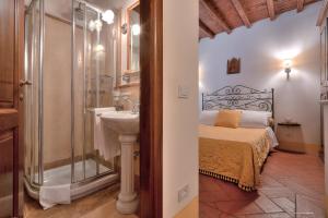 y baño con cama, ducha y lavabo. en First of Florence, en Florencia