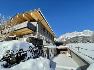 ein Haus im Schnee mit Schnee in der Unterkunft Mona Apartment in Going