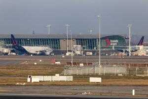 um aeroporto com um avião estacionado na pista em Airport Residence em Zaventem