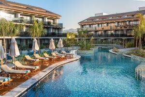 フェティエにあるAkra Fethiye The Residence Tui Blue Sensatori - Ultra All Inclusive - Adults Onlyのホテルのプールのイメージ