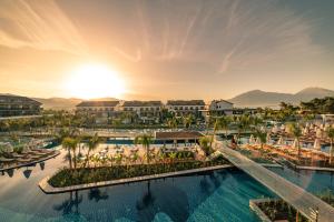 フェティエにあるAkra Fethiye The Residence Tui Blue Sensatori - Ultra All Inclusive - Adults Onlyのプール付きのリゾートの空中ビュー