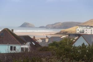 - une vue sur la plage avec des maisons et l'océan dans l'établissement Utopia Apartments, à Perranporth