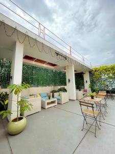 A balcony or terrace at White Tree Residence