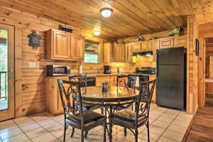 Virtuve vai virtuves zona naktsmītnē Cabin with Deck and Fireplace Less Than 3 Mi to Dollywood!