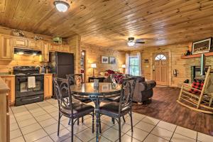 Virtuve vai virtuves zona naktsmītnē Cabin with Deck and Fireplace Less Than 3 Mi to Dollywood!