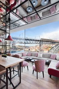 un restaurante con vistas a un puente en Vincci Ponte de Ferro, en Vila Nova de Gaia