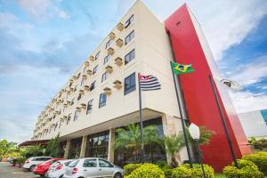 um hotel com carros estacionados em frente em Hotel Dan Inn Campinas Anhanguera - Melhor Localização e Custo Benefício em Campinas