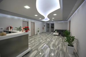 un ufficio con una hall con un grande soffitto di Star Hotel Saranda a Sarandë