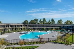 A piscina localizada em Wyndham Lancaster Resort and Convention Center ou nos arredores