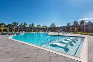 A piscina localizada em Wyndham Lancaster Resort and Convention Center ou nos arredores