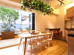 una cucina e una sala da pranzo con tavolo e sedie di Hotel Wing International Korakuen a Tokyo