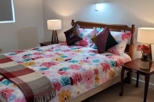 un letto con piumone e cuscini colorati di Springhill in Doncaster a Doncaster