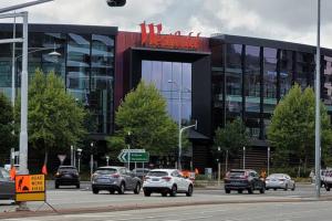 un edificio con auto che guidano in un parcheggio di Springhill in Doncaster a Doncaster