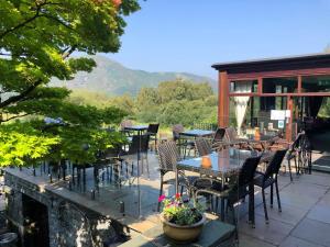 un patio avec des tables et des chaises et un bâtiment dans l'établissement The Mary Mount Hotel, à Keswick