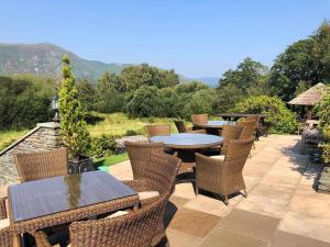 d'une terrasse avec des tables et des chaises en osier offrant une vue. dans l'établissement The Mary Mount Hotel, à Keswick