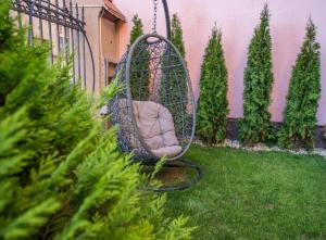 - un jardin avec une balançoire dans la cour dans l'établissement Noblesse Boutique Resort, à Sibiu