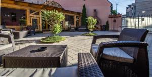 un patio avec des chaises et des tables ainsi qu'un bâtiment dans l'établissement Noblesse Boutique Resort, à Sibiu