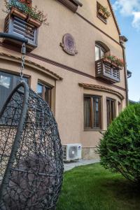 une maison avec un panier devant elle dans l'établissement Noblesse Boutique Resort, à Sibiu