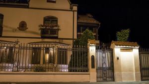 un bâtiment avec une porte devant lui la nuit dans l'établissement Noblesse Boutique Resort, à Sibiu