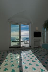 un soggiorno con vista sull'oceano di Petrea Lifestyle Suites a Positano