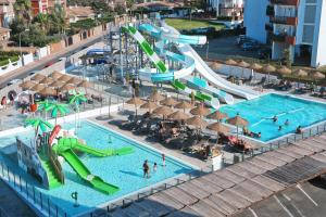 The swimming pool at or close to Ohtels Carabela