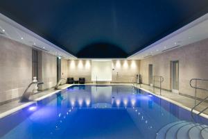 una piscina in un hotel con soffitto di Fistral Beach Hotel and Spa - Adults Only a Newquay