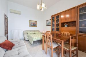 sala de estar con mesa y sofá en Apartment with balcony in Porto Santo Stefano 89 m² sea view, en Porto Santo Stefano