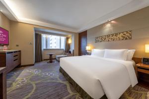 uma grande cama branca num quarto de hotel em Crowne Plaza Guangzhou City Centre, an IHG Hotel - Free shuttle between hotel and Exhibition Center during Canton Fair & Exhibitor registration Counter em Guangzhou