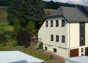 een luchtzicht op een wit huis bij Gästehaus Jeremias in Königstein an der Elbe