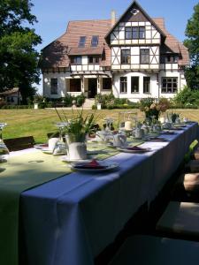 una mesa larga delante de una casa en Gutshaus Kubbelkow, en Bergen auf Rügen