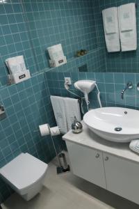 ein Badezimmer mit einem weißen WC und einem Waschbecken in der Unterkunft Beachfront Apartment Nazaré in Nazaré