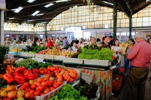 un groupe de personnes sur un marché de fruits et légumes dans l'établissement Beachfront Apartment Nazaré, à Nazaré