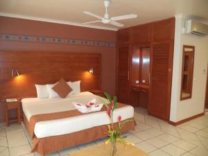 A bed or beds in a room at Bedarra Beach Inn