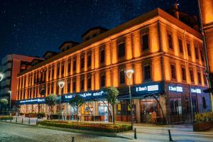 Ein nachts beleuchtetes Gebäude in einer Stadt in der Unterkunft TS Park Hotel in Trabzon