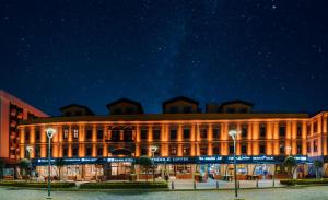 ein Gebäude in der Nacht mit Sternenhimmel in der Unterkunft TS Park Hotel in Trabzon