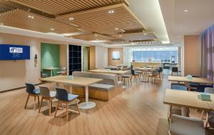 Um restaurante ou outro lugar para comer em Holiday Inn Express Changsha Shifu, an IHG Hotel